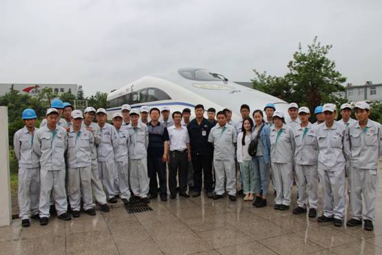 专业教师到中国中车指导学生实习.JPG
